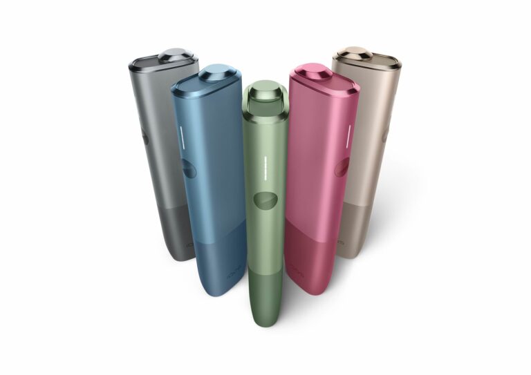 IQOS Iluma One ve Iluma Duo modellerinin farklı renk seçenekleri yan yana görünümü
